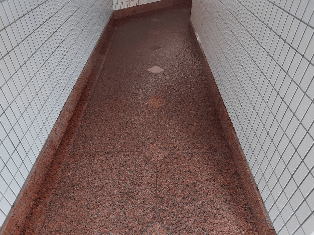 床面洗浄後の石材の通路床