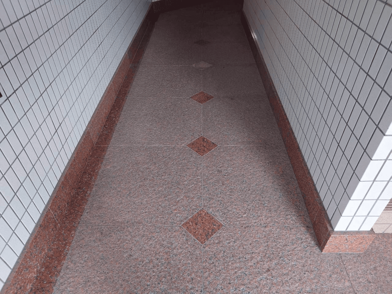 床面洗浄前の石材の通路床