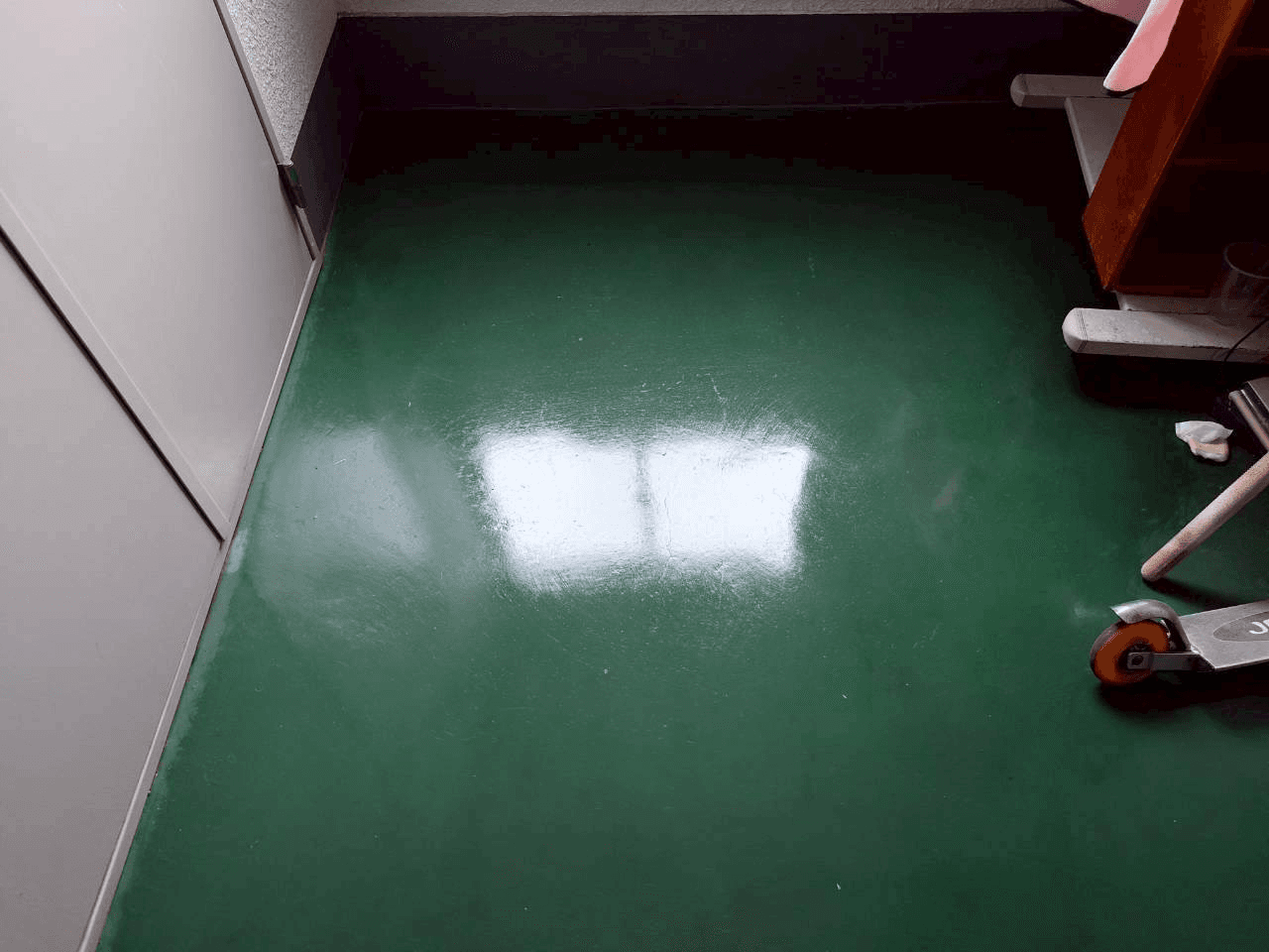 光沢復元後の窓の光が反射する緑色の床