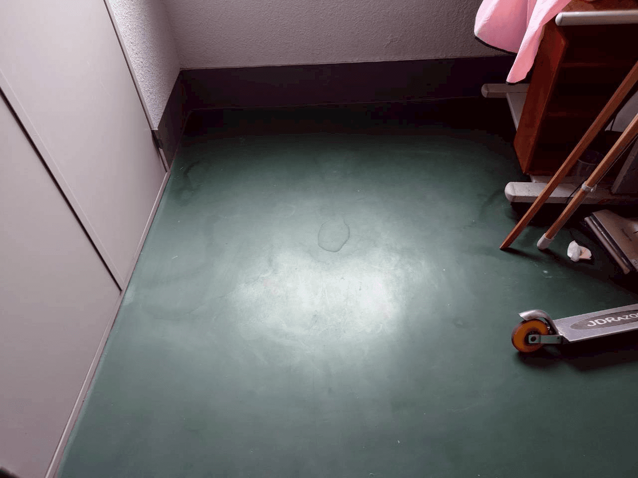 光沢復元前のくすみが見られる緑色の床